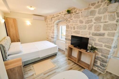 Postel nebo postele na pokoji v ubytování Apartmani Katuric-centar