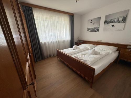 Una cama o camas en una habitación de Chalet H Montafon