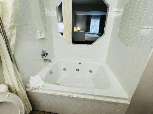 Ένα μπάνιο στο Econo Lodge Inn & Suites Monroe