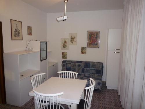 リド・ディ・イエゾロにあるVilla Mariucciaのキッチン(テーブル、椅子、ソファ付)