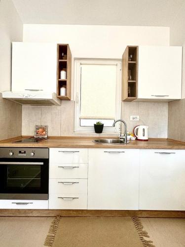 Una cocina o zona de cocina en Spacious two bedroom apartment with free parking