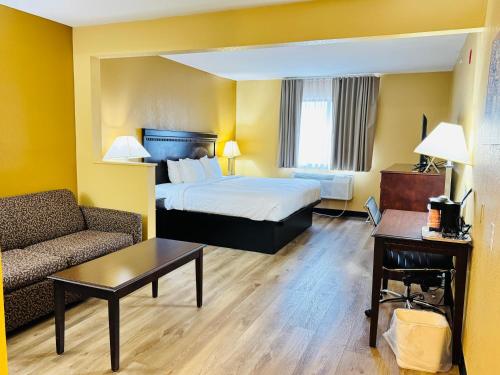 Ένα ή περισσότερα κρεβάτια σε δωμάτιο στο Econo Lodge Inn & Suites Monroe
