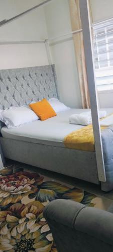 Postel nebo postele na pokoji v ubytování Mombasa Nest studio apartment