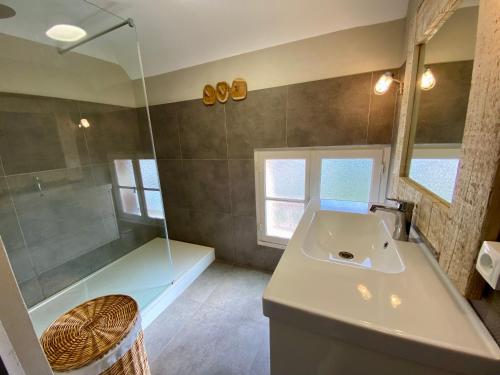 une salle de bain avec un lavabo, une douche et une baignoire dans l'établissement St THOMAS, à La Teste-de-Buch