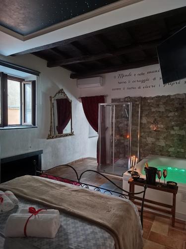 a room with a bed and a fish tank at Le 10&10 SPA idromassaggio in camera Nepi VT in Nepi