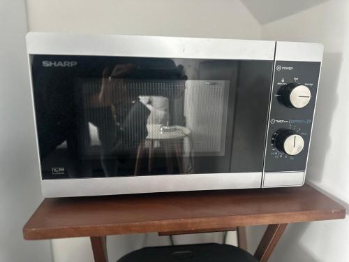 un horno microondas sobre una mesa de madera en Central & Trendy - Aquila House Apartments, en Saint Helier Jersey