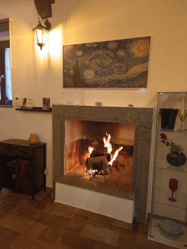 a living room with a fire in a fireplace at Le 10&10 SPA idromassaggio in camera Nepi VT in Nepi