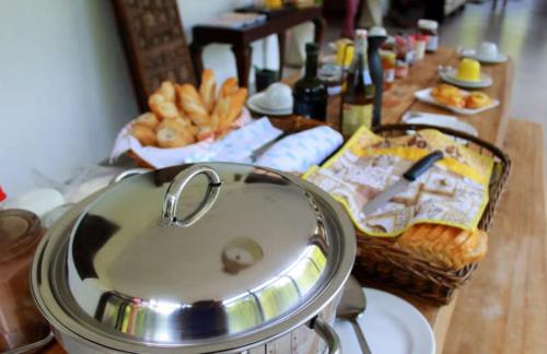 a counter with a sink and a basket of bread at Pousada Som de Lumiar in Lumiar