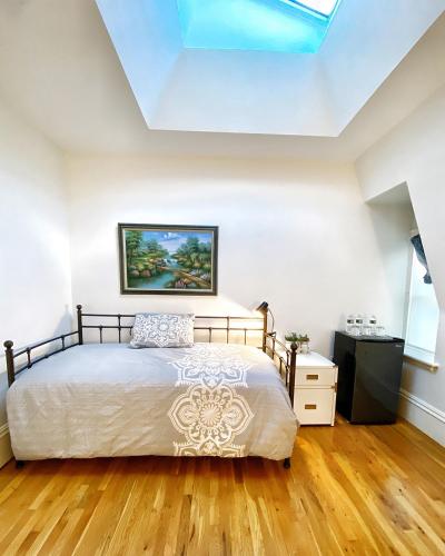 ケンブリッジにあるGinkgo House on Harvardのベッドルーム(ベッド1台、天窓付)