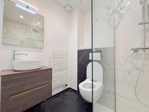 une salle de bain avec toilettes, lavabo et douche dans l'établissement Escapade en centre ville de Nice - Wifi, AC, 2pers, à Nice