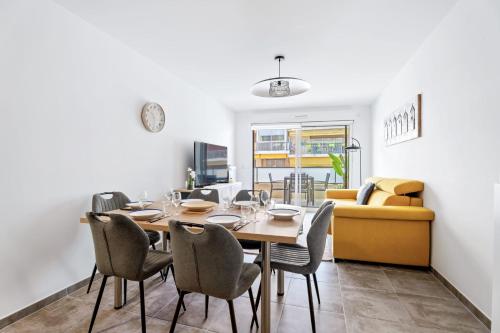 une salle à manger avec une table et des chaises dans l'établissement Appartement Amandiers - Welkeys, à Cagnes-sur-Mer
