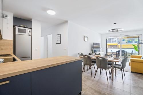une cuisine et une salle à manger avec une table et des chaises dans l'établissement Appartement Amandiers - Welkeys, à Cagnes-sur-Mer