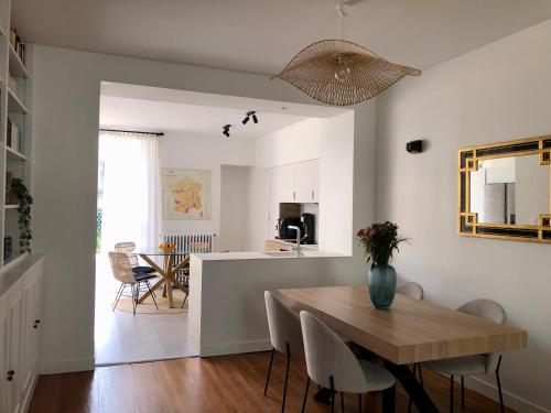 une salle à manger et une cuisine avec une table et des chaises dans l'établissement Maison familiale équipée, centre-ville, au Mans