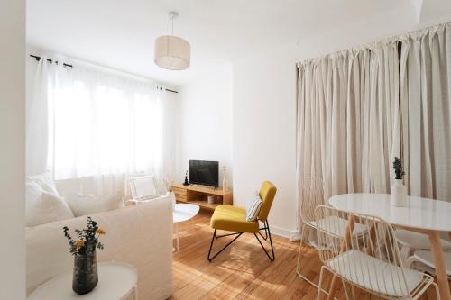 un salon blanc avec un canapé blanc et une table dans l'établissement Au clair d'Augustin, à Metz