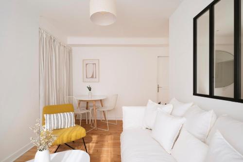 un salon blanc avec un canapé blanc et une table dans l'établissement Au clair d'Augustin, à Metz