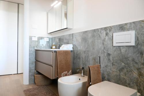 a bathroom with a sink and a toilet in it at CN003 - Cesenatico, bilocale fronte mare con terrazzo panoramico in Cesenatico