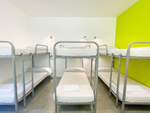 Habitación compartida con 3 literas en UBA Hostel, en San Sebastián