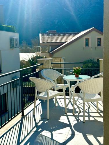 Un balcón o terraza de Spacious two bedroom apartment with free parking