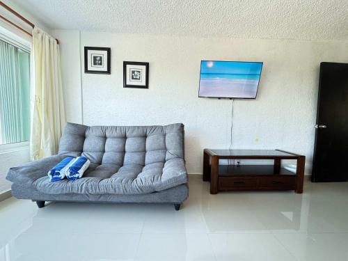 a living room with a couch and a coffee table at Amplio Condo con acceso a playa - 6 Px in Cancún