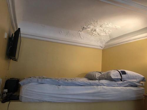 un lit dans une chambre avec un plafond blanc dans l'établissement Luxury Apartment in Paris, à Paris