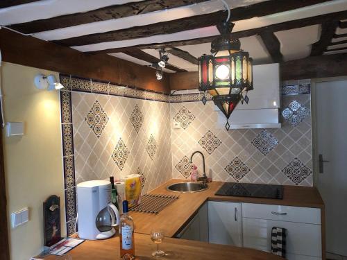 une cuisine avec un évier et un plan de travail dans l'établissement Luxury Apartment in Paris, à Paris