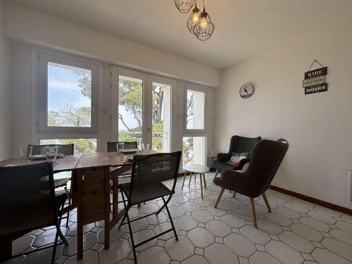 une salle à manger avec une table et des chaises dans l'établissement Appartement 3 pièces 4 couchages Saint Trojan les Bains STO000-556, à Saint-Trojan-les-Bains