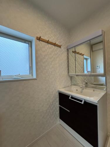 a bathroom with a sink and a mirror at Asakusa圈駅から8分日式独栋别墅 in Tokyo