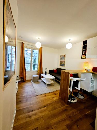 un salon avec un canapé et une table dans l'établissement Agréable appartement en centre-ville, à Angoulême