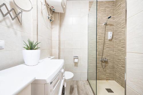 Un baño con inodoro y ducha de cristal. en FRUCT Pirata Beach, en Maspalomas