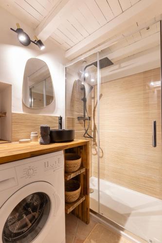 La salle de bains est pourvue d'un lave-linge et d'une douche. dans l'établissement Le Van Gogh - Hypercentre - Clim - Wifi - 4 pers, à Saint-Rémy-de-Provence