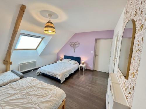 Beaussais sur MerMaison familiale centre ville的紫色墙壁的房间里有两张床
