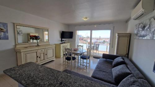 Cap Mestral con piscina y aire acondicionando