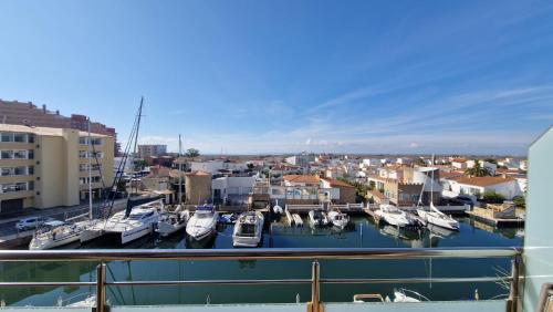 Cap Mestral con piscina y aire acondicionando