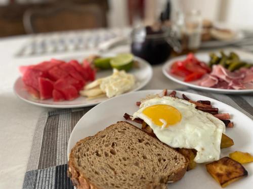 ein Frühstücksteller mit einem Ei und Brot in der Unterkunft Casa Pereiro in Monte de Jangeis de Cima
