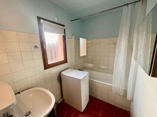 une salle de bain avec des toilettes blanches et un lavabo dans l'établissement Studio face mer avec terrasse, clim, parking à Cavalaire-sur-Mer - FR-1-226B-13, à Cavalaire-sur-Mer
