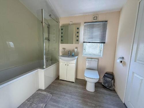 Ένα μπάνιο στο Luxury Lodge At Suffolk Sands Holiday Park Ref 45009Mv