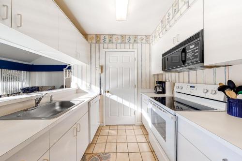 Η κουζίνα ή μικρή κουζίνα στο Sea Colony --- 21013 Greenway Ct.