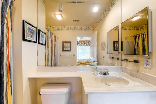 Ένα μπάνιο στο Sea Colony --- 21013 Greenway Ct.