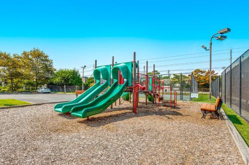 Ο χώρος παιχνιδιού για παιδιά στο Sea Colony --- 21013 Greenway Ct.