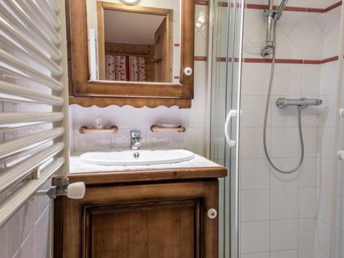 une salle de bain avec un lavabo et une douche dans l'établissement Superbe 4 pièces à Arc 1800 avec piscine, sauna et hammam - FR-1-352-7, à Arc 1800