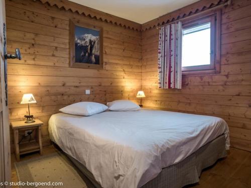 une chambre avec un lit dans un mur en bois dans l'établissement Superbe 4 pièces à Arc 1800 avec piscine, sauna et hammam - FR-1-352-7, à Arc 1800