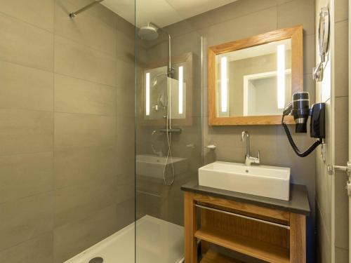 Bilik mandi di Superbe apt 4 pièces avec piscine, spa, salle de fitness, parking et WIFI inclus aux Arcs 1800 - FR-1-352-45
