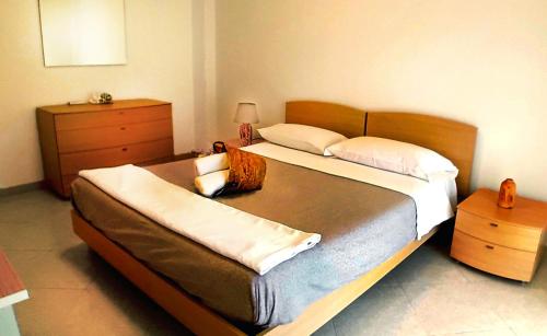 Un dormitorio con dos camas y una cómoda. en La perla del mare, en Mascali