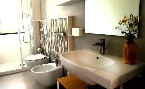 un baño con lavabo e inodoro en La perla del mare, en Mascali