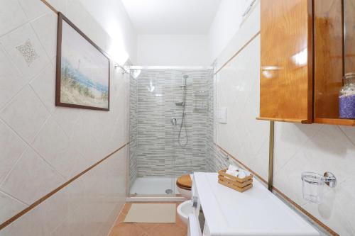 Ένα μπάνιο στο Elegante appartamento - 10min Lago di Bracciano