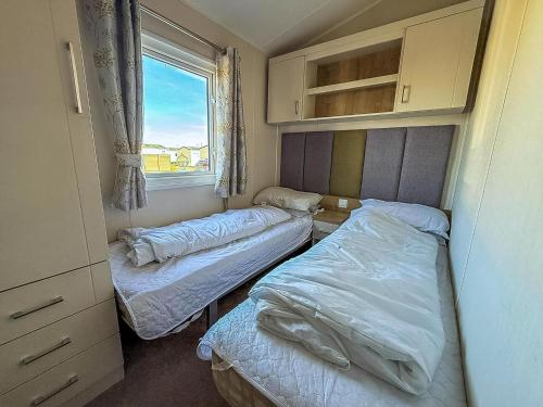 Postel nebo postele na pokoji v ubytování Lovely 6 Berth Caravan At Suffolk Sands Holiday Park Ref 45010Mv