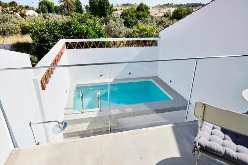 a swimming pool on the roof of a house at Casa Chafariz - Casas da Amieira in Amieira