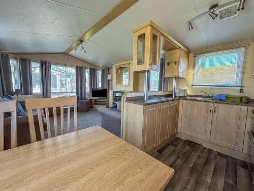 Kuchyň nebo kuchyňský kout v ubytování 6 Berth Caravan With Decking At Naze Marine Holiday Park Ref 17071P