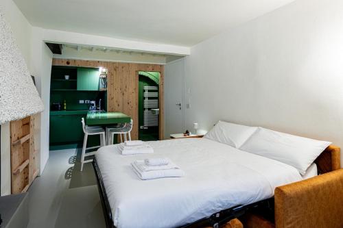 Un dormitorio con una cama con toallas. en Centro Storico - 5 minuti da Piazza Grande, en Arezzo
