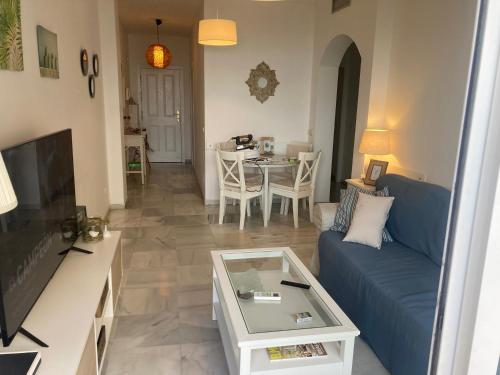 Televisyen dan/atau pusat hiburan di Holidays beach Estepona